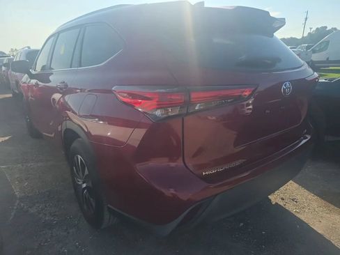 Used 2023 Toyota Highlander XLE FWD image 2