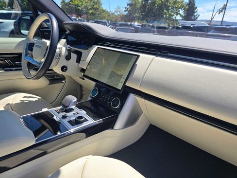 Used 2023 Land Rover Range Rover SE image 12