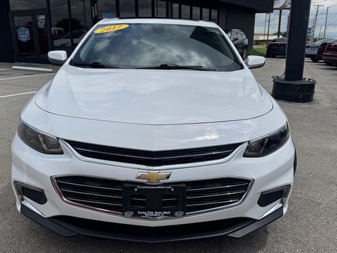 Used 2017 Chevrolet Malibu LT FWD image 3