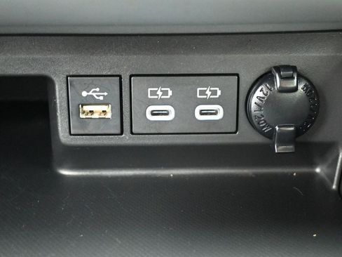 Used 2023 Toyota Highlander XLE image 24