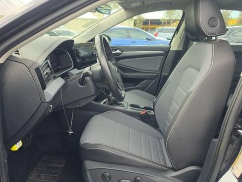 Used 2025 Volkswagen Jetta SE FWD image 2