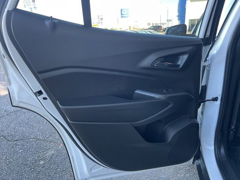 Used 2025 Chevrolet Trax RS w/ Sunroof Package image 17