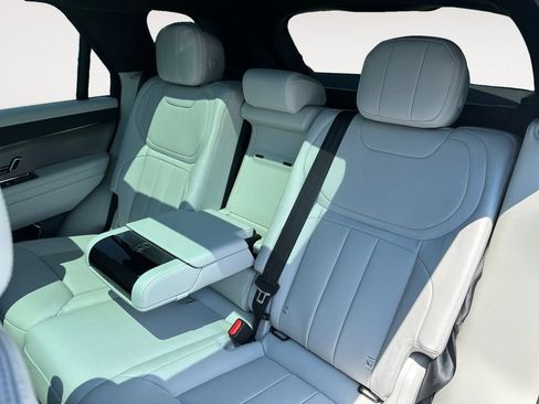 Used 2025 Land Rover Range Rover Sport SE AWD/4WD image 13