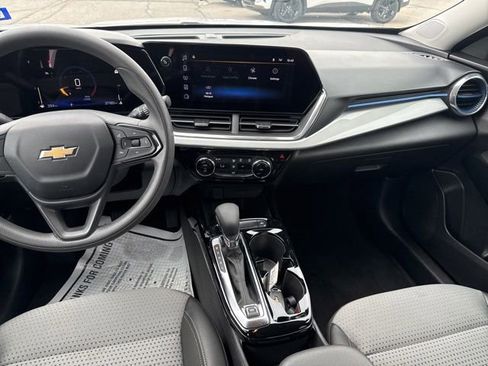 Used 2025 Chevrolet Trax LT FWD image 21