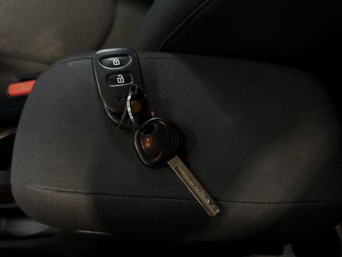 Used 2014 Hyundai Accent SE FWD image 34