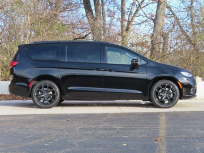 New 2026 Chrysler Pacifica Limited w/ S Appearance Package