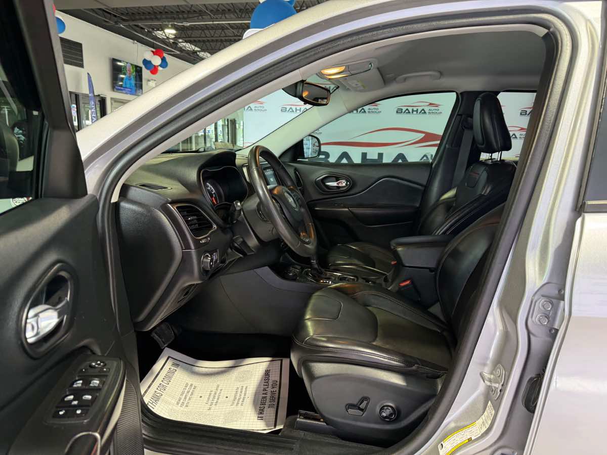 Used 2020 Jeep Cherokee Trailhawk AWD/4WD image 31