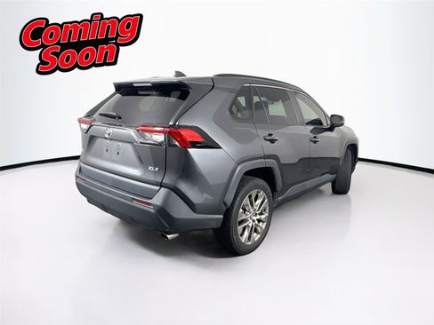 Used 2020 Toyota RAV4 XLE Premium image 6