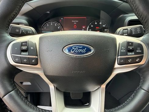 Used 2024 Ford Explorer XLT AWD/4WD image 25