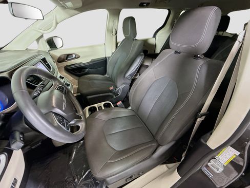 Used 2022 Chrysler Voyager LX FWD image 22