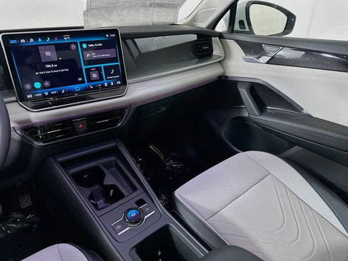 Used 2025 Volkswagen Tiguan SE image 22