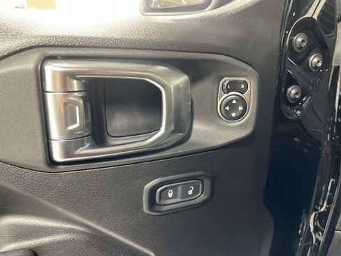 Used 2025 Jeep Gladiator Sport image 13