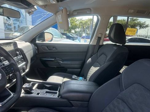 Used 2025 Nissan Pathfinder SV FWD image 17