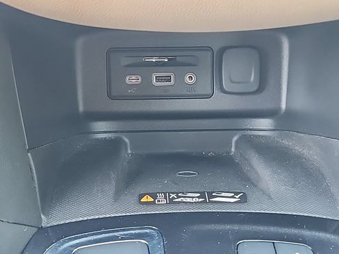 Used 2023 Chevrolet Equinox Premier AWD/4WD image 9
