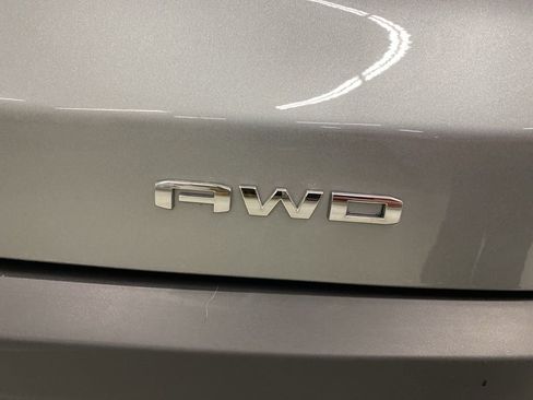 Used 2023 GMC Acadia SLT image 28