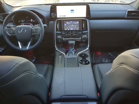 Used 2025 Lexus LX 600 4WD w/ Premium Package image 16