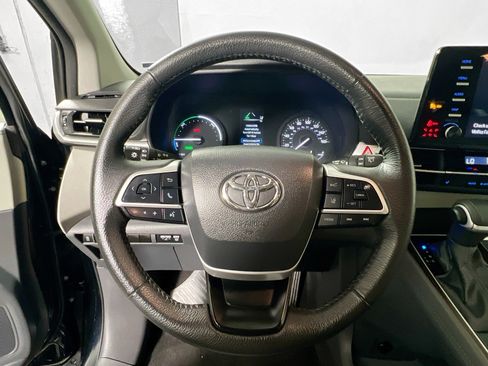 Used 2023 Toyota Sienna XLE FWD image 17