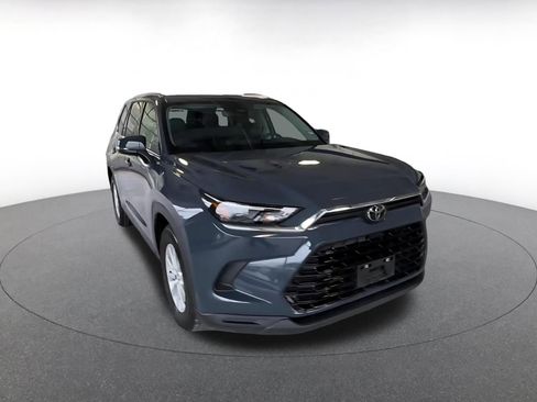 Used 2025 Toyota Grand Highlander LE image 3