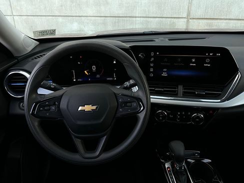 Used 2025 Chevrolet Trax LT image 13