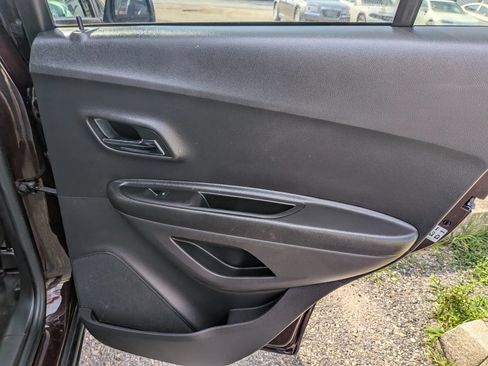 Used 2021 Chevrolet Trax LT AWD/4WD image 28