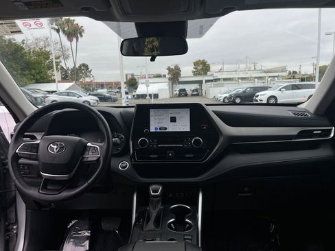 Used 2025 Toyota Highlander LE FWD image 35