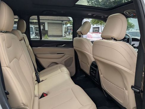 Certified 2023 Jeep Grand Cherokee Limited w/ Trailer Tow Prep Group (B) image 16