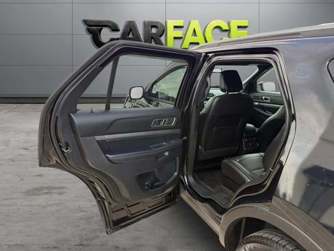 Used 2018 Ford Explorer XLT w/ Equipment Group 202A AWD/4WD image 18