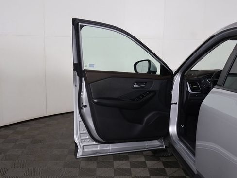 Used 2022 Nissan Rogue SV AWD/4WD image 16