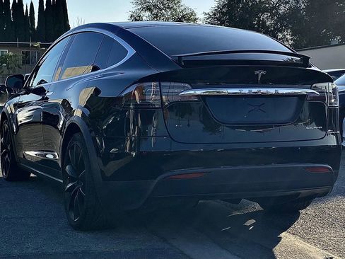 Used 2019 Tesla Model X 75D image 2