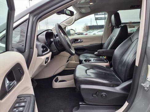 Used 2022 Chrysler Pacifica Touring-L image 25