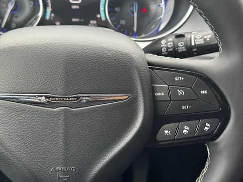 Certified 2025 Chrysler Pacifica Limited FWD image 26