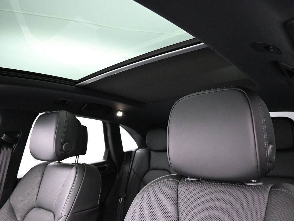 Certified 2025 Porsche Macan AWD/4WD image 6