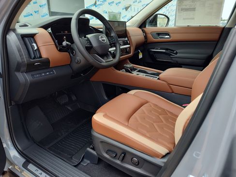 New 2026 Nissan Pathfinder Platinum FWD image 2