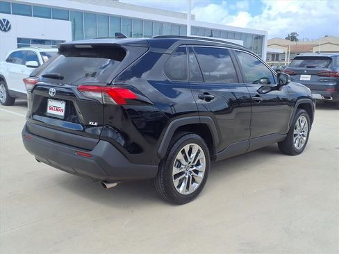 Used 2019 Toyota RAV4 XLE Premium image 4