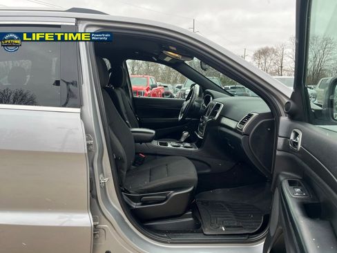 Used 2018 Jeep Grand Cherokee Laredo image 32