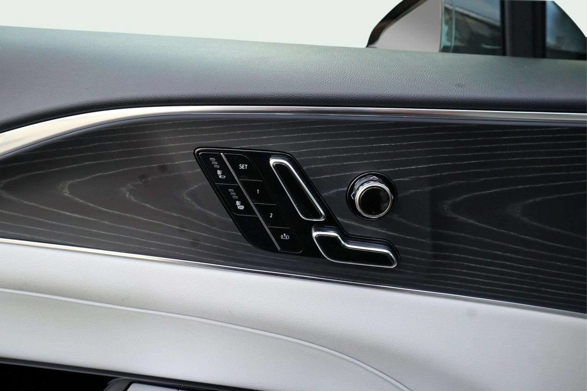 Used 2024 Cadillac Lyriq Luxury RWD image 17