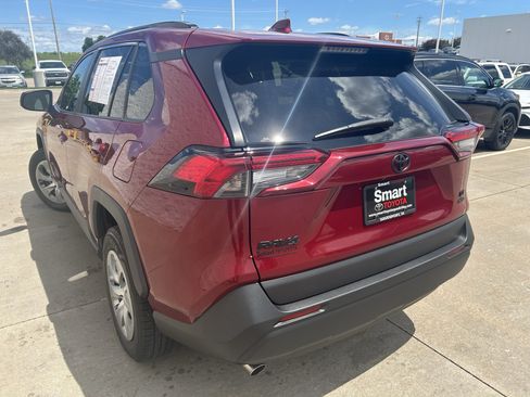 Used 2019 Toyota RAV4 LE AWD/4WD image 4