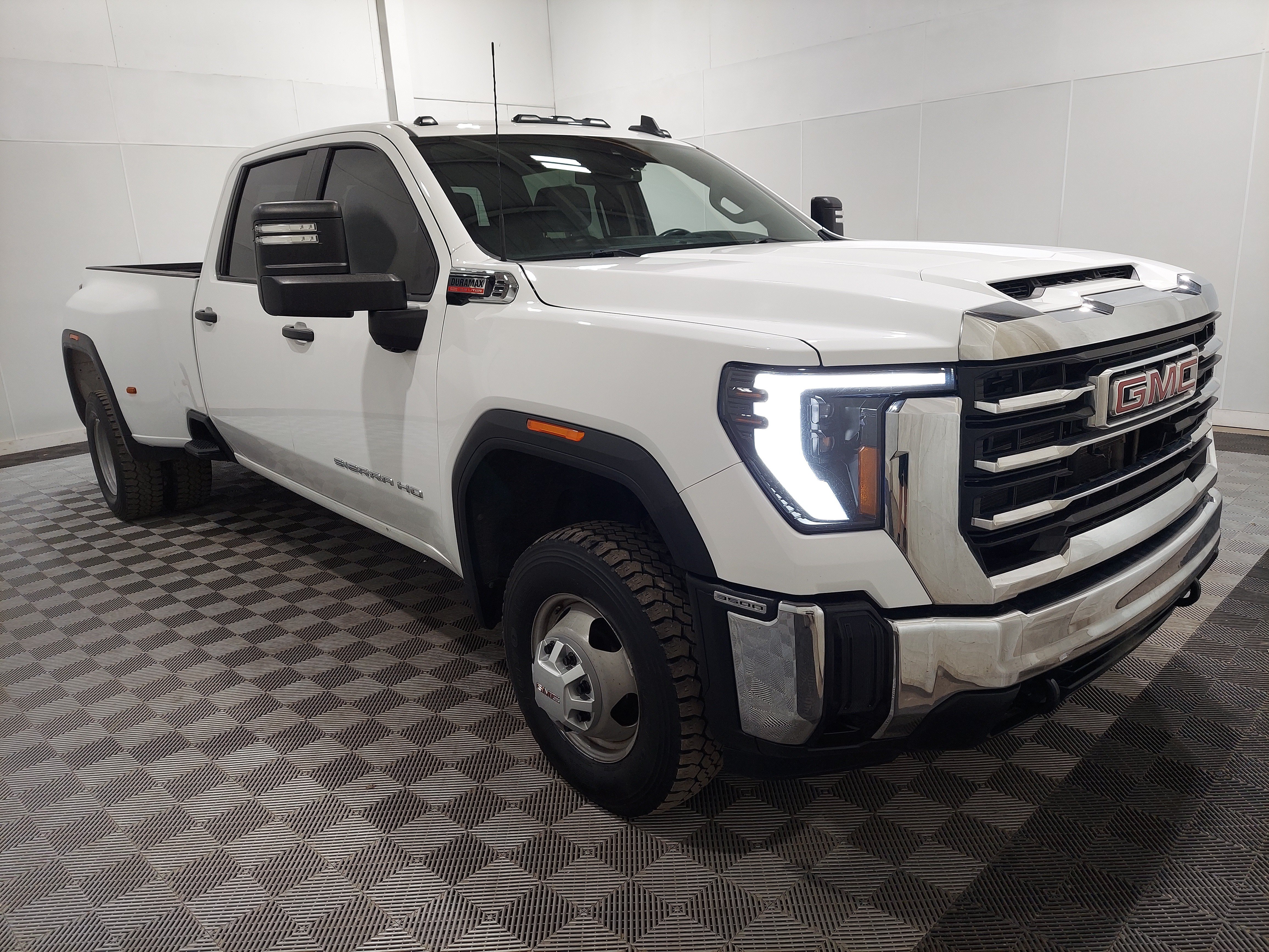 Used 2024 GMC Sierra 3500 Pro w/ Convenience Package AWD/4WD image 4