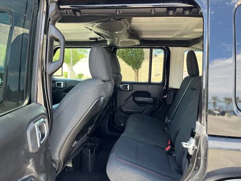 Used 2025 Jeep Wrangler Unlimited Rubicon w/ Convenience Group AWD/4WD image 16