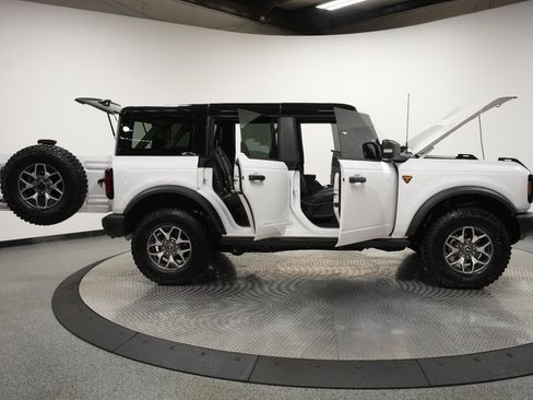 Used 2025 Ford Bronco Badlands image 9