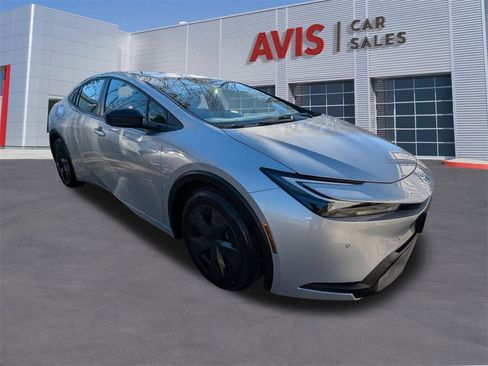 Used 2025 Toyota Prius LE image 3