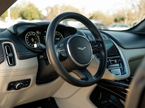 Used 2022 Aston Martin DBX image 12