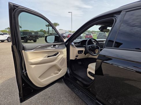 Used 2024 Jeep Grand Cherokee L Limited w/ Black Appearance Package image 12