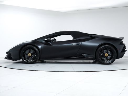 Used 2024 Lamborghini Huracan EVO image 3
