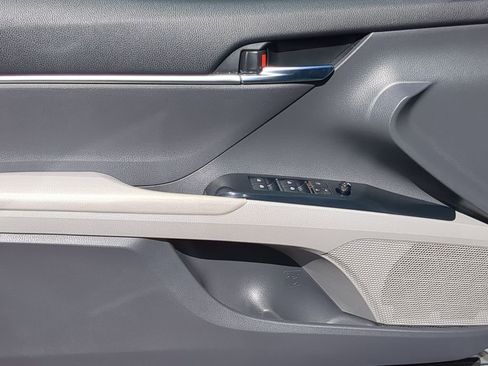 Used 2018 Toyota Camry SE w/ Moonroof Package FWD image 11