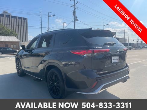 Used 2023 Toyota Highlander XSE AWD/4WD image 3