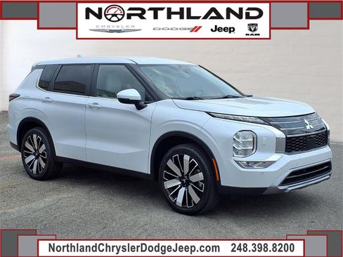 Used 2025 Mitsubishi Outlander SE AWD/4WD image 1