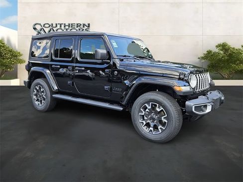 Used 2025 Jeep Wrangler Unlimited Sahara AWD/4WD image 7