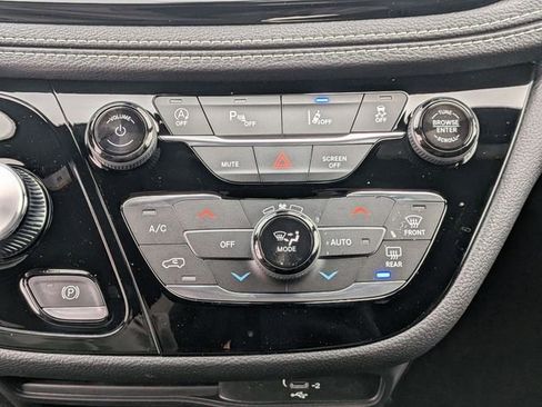 New 2026 Chrysler Pacifica Select image 22