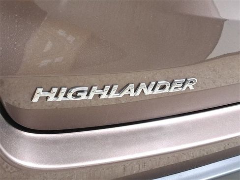 Used 2017 Toyota Highlander XLE w/ Carpet Mat Package image 9